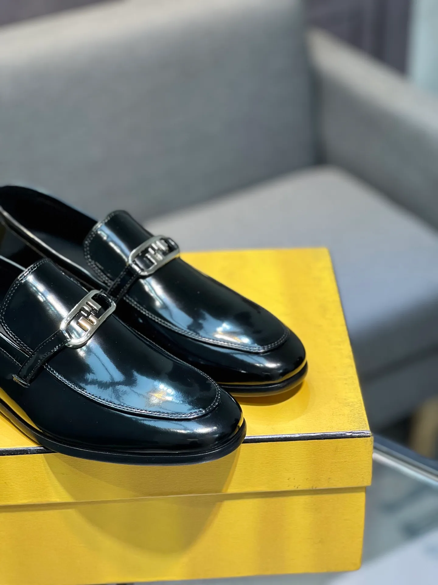 Men's shoes 💰940 [FENDI] Fendi men's business casual leather shoes imported brand cloth/calf leather/open edge beads/brand logo printing -Inner lining: comfortable cowhide lining -Outsole: genuine leather outsole with rubber backing embedded in the heel, perfect injection molding -Super high quality control·Fine workmanship: highlighted (high-end·luxury·grade) -Size: 39-44.38.45.46 Customized, non-returnable